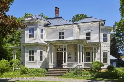 31 Chestnut St, Rhinebeck, NY 12572