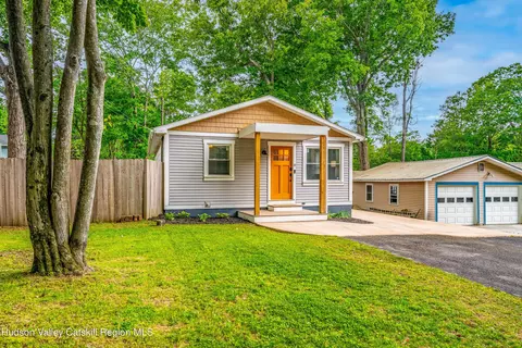 8 Cove St, Niverville, NY 12130