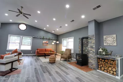 Entry Way - 4947 Route 32, Catskill, NY 12414 photo 4 of 9