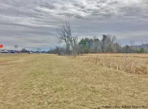 156 E Hawley Ln, Hannacroix, NY 12087