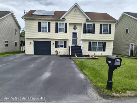 34 Arthur Ave, Hudson, NY 12534