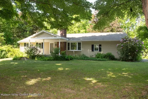 105 Broad St, Kinderhook, NY 12106