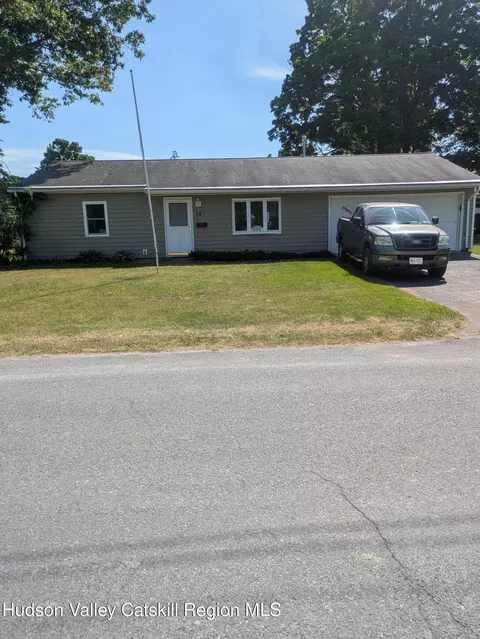 15 Kalina Dr, Saugerties, NY 12477