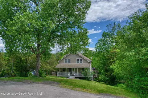 10 Sunrise Ct, Athens, NY 12015