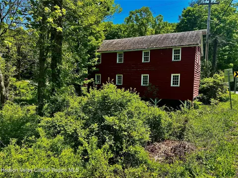 73 N Creek Rd, Staatsburg, NY 12580