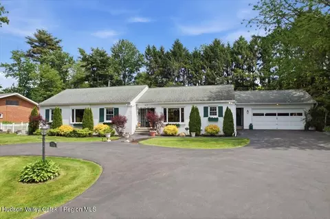 917 Londonderry Ct, Schenectady, NY 12309