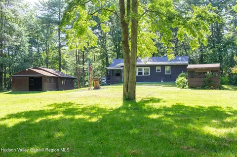 157 Falls Rd, Hudson, NY 12534