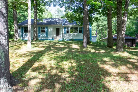 157 Falls Rd, Hudson, NY 12534