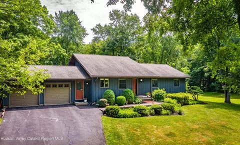 202 S Quaker Ln, Hyde Park, NY 12538