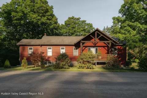 82 Near Rd, Red Hook, NY 12571