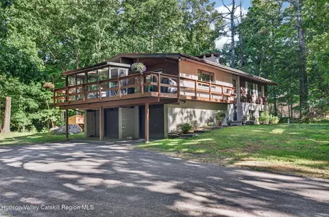 44 Maxs Pl, West Hurley, NY 12491