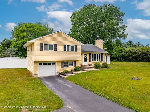 63 Rossman Cir, Hudson, NY 12534