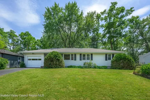 19 James St, Hudson, NY 12534