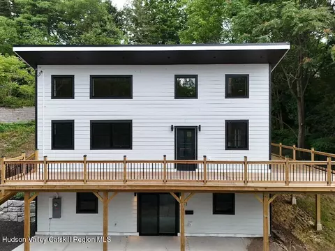 33 Valley St, Saugerties, NY 12477