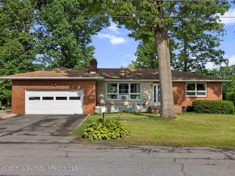 12 Ebel Ct, Saugerties, NY 12477