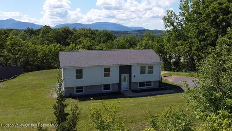 1316 Woods Rd, Germantown, NY 12526