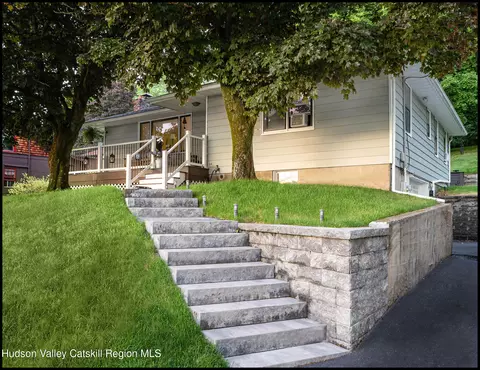 84 Worth Ave, Hudson, NY 12534