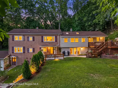 17 Dock Rd, Marlboro, NY 12542