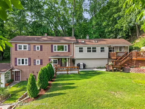17 Dock Rd, Marlboro, NY 12542
