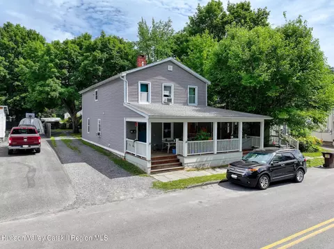 83 Livingston St, Saugerties, NY 12477