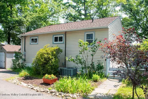 36 Small Hawley Point Rd, Niverville, NY 12130