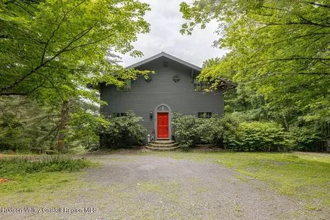 65 Meadow Ln, Hillsdale, NY 12529