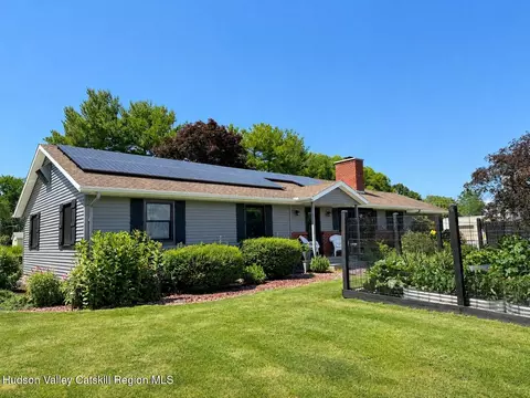 29 Hickory Ln, Hudson, NY 12534