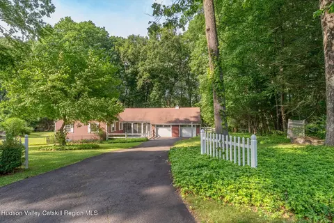 8 Carroll St, Tillson, NY 12486