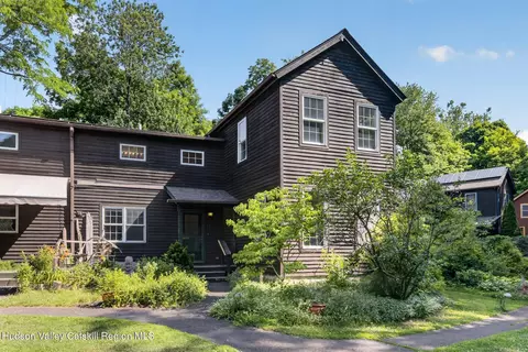 2 Cantines Island Ln, Saugerties, NY 12477