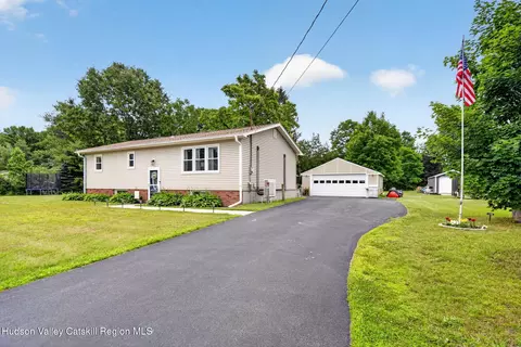28 Lakeview Dr, Valatie, NY 12184