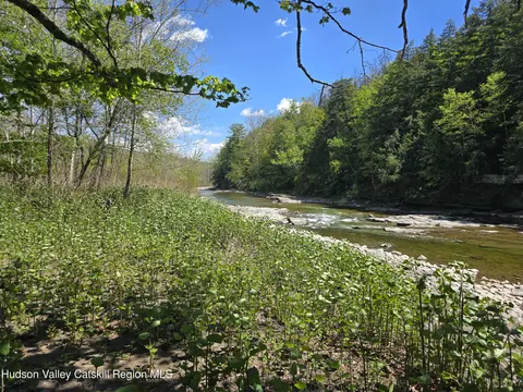 7143 New York 81, East Durham, NY 12423