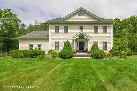 19 Presidential Dr, Kinderhook, NY 12106