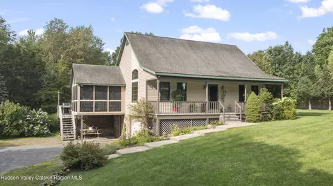 918 Livingston Rd, Elizaville, NY 12523