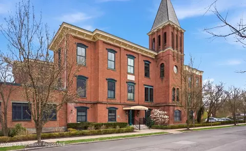214 W Chestnut St #106, Kingston, NY 12401