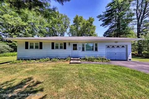 8 Autumn Ln, Freehold, NY 12431