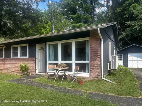 35 Overlook Dr, Woodstock, NY 12498