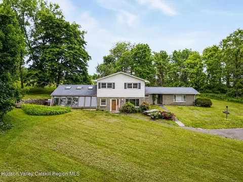 21 Courts Ln, Hudson, NY 12534