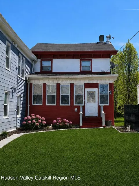 28 8th St, Hudson, NY 12534