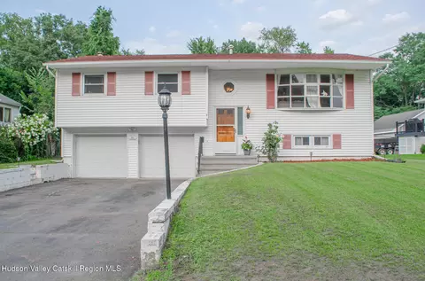32 Kalina Dr, Saugerties, NY 12477