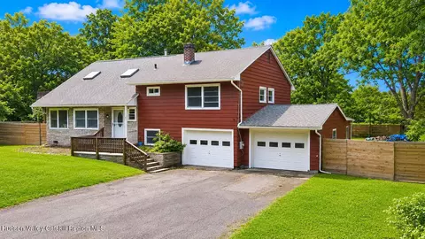 40 Simmons Dr, Woodstock, NY 12498