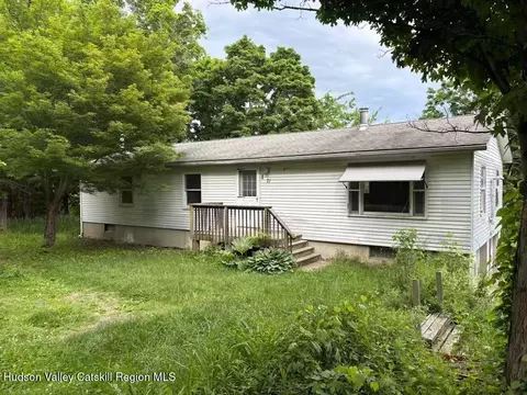 71 Cole Ln, West Coxsackie, NY 12192