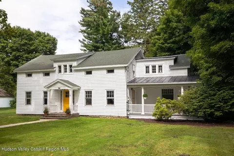 Exterior - 40 Broad St, Kinderhook, NY 12106 photo 2 of 5