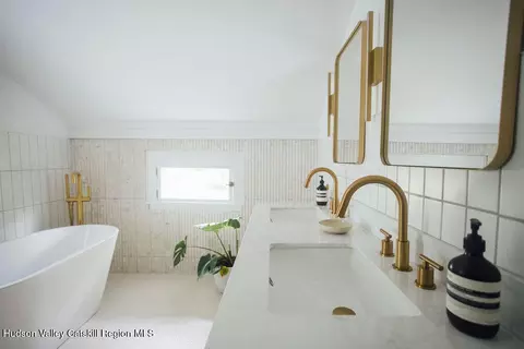Bath - 40 Broad St, Kinderhook, NY 12106 photo 4 of 5