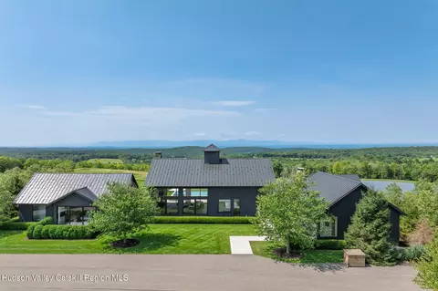 21 Schoolhouse Rd, Hillsdale, NY 12529