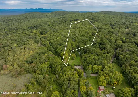 806 Old Post Rd, New Paltz, NY 12561
