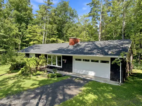 37 Country Club Ln, Woodstock, NY 12498