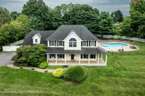 12 Ridgeview Ln, Marlboro, NY 12542