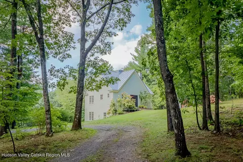 29 Old Wagon Rd, Ghent, NY 12075