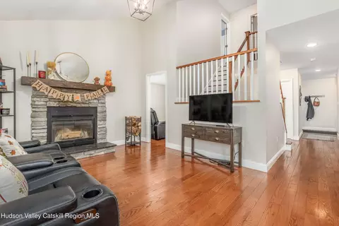 Entry Way - 30 Knoth Rd, Wallkill, NY 12589 photo 3 of 9