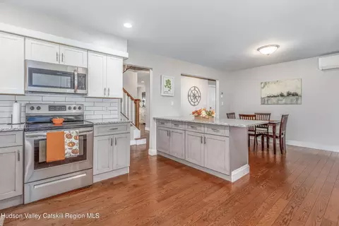 Entry Way - 30 Knoth Rd, Wallkill, NY 12589 photo 2 of 9